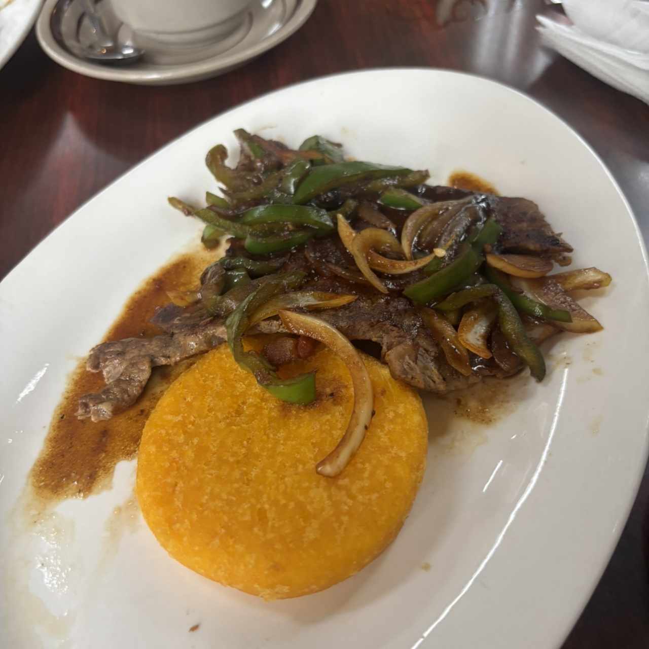 Bistec con Salsa y Tortilla