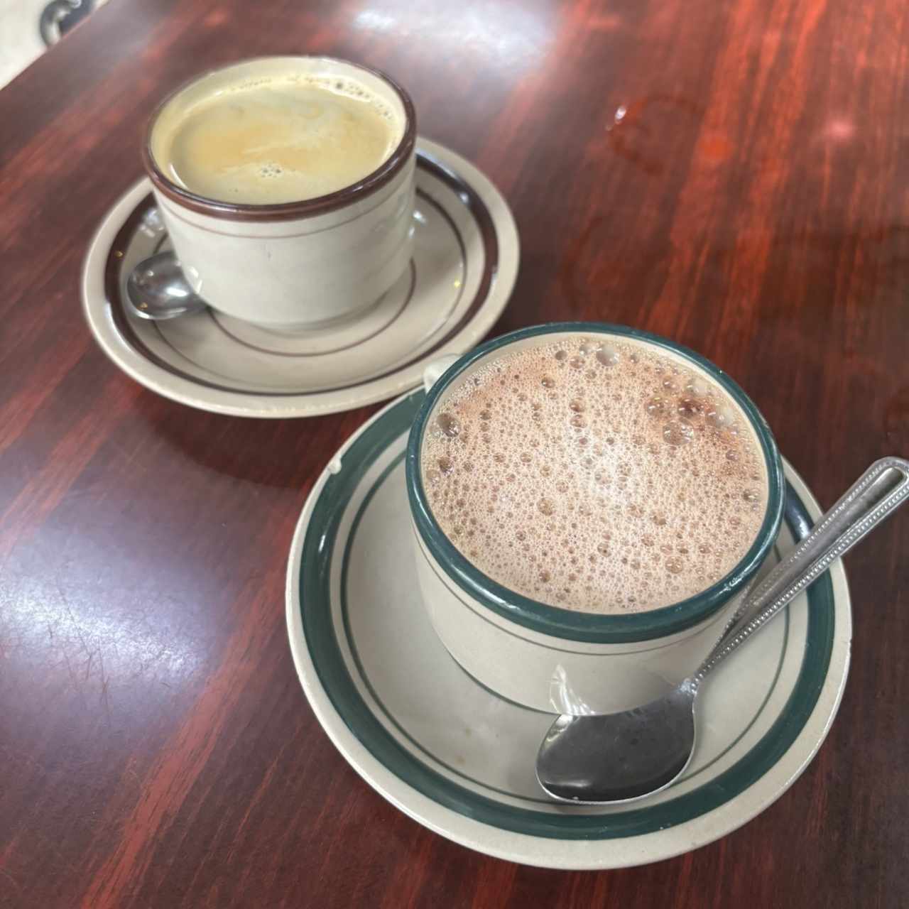 Cafe negro y chocolate caliente 