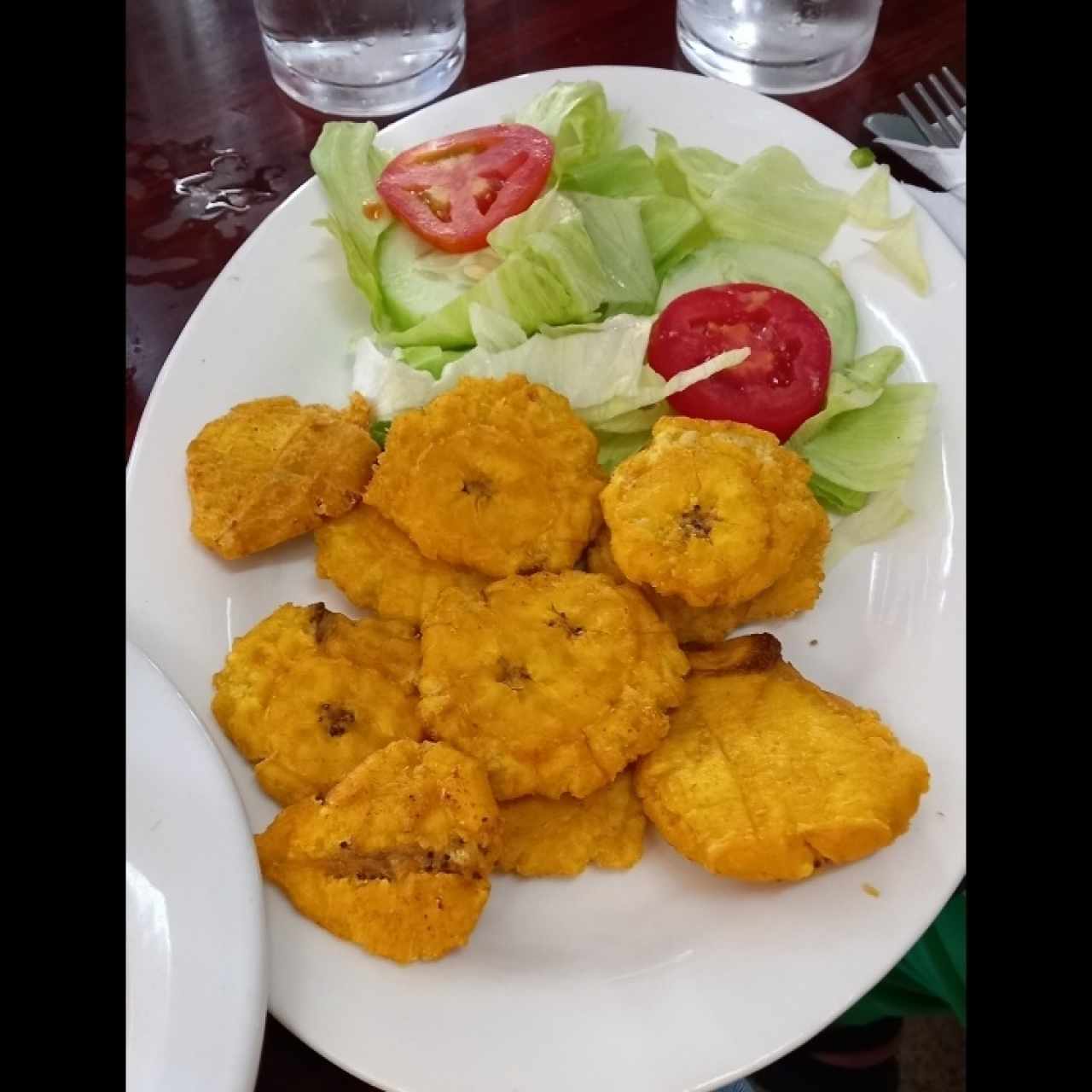 patacones y ensalada
