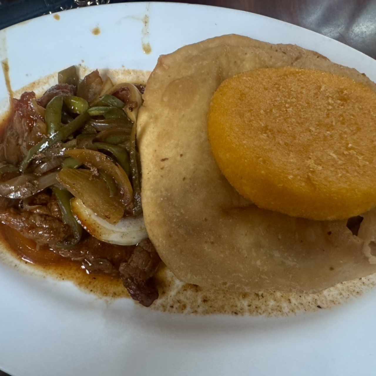 Bistec con Salsa y Tortilla
