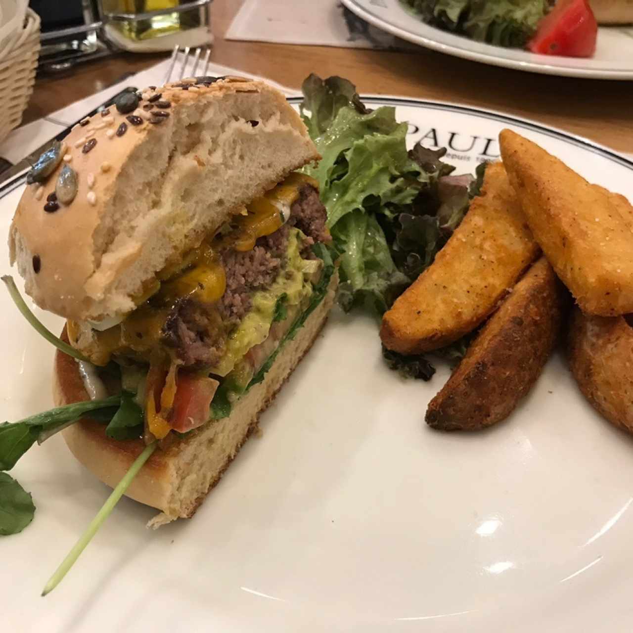 hamburguesa de carne con papas