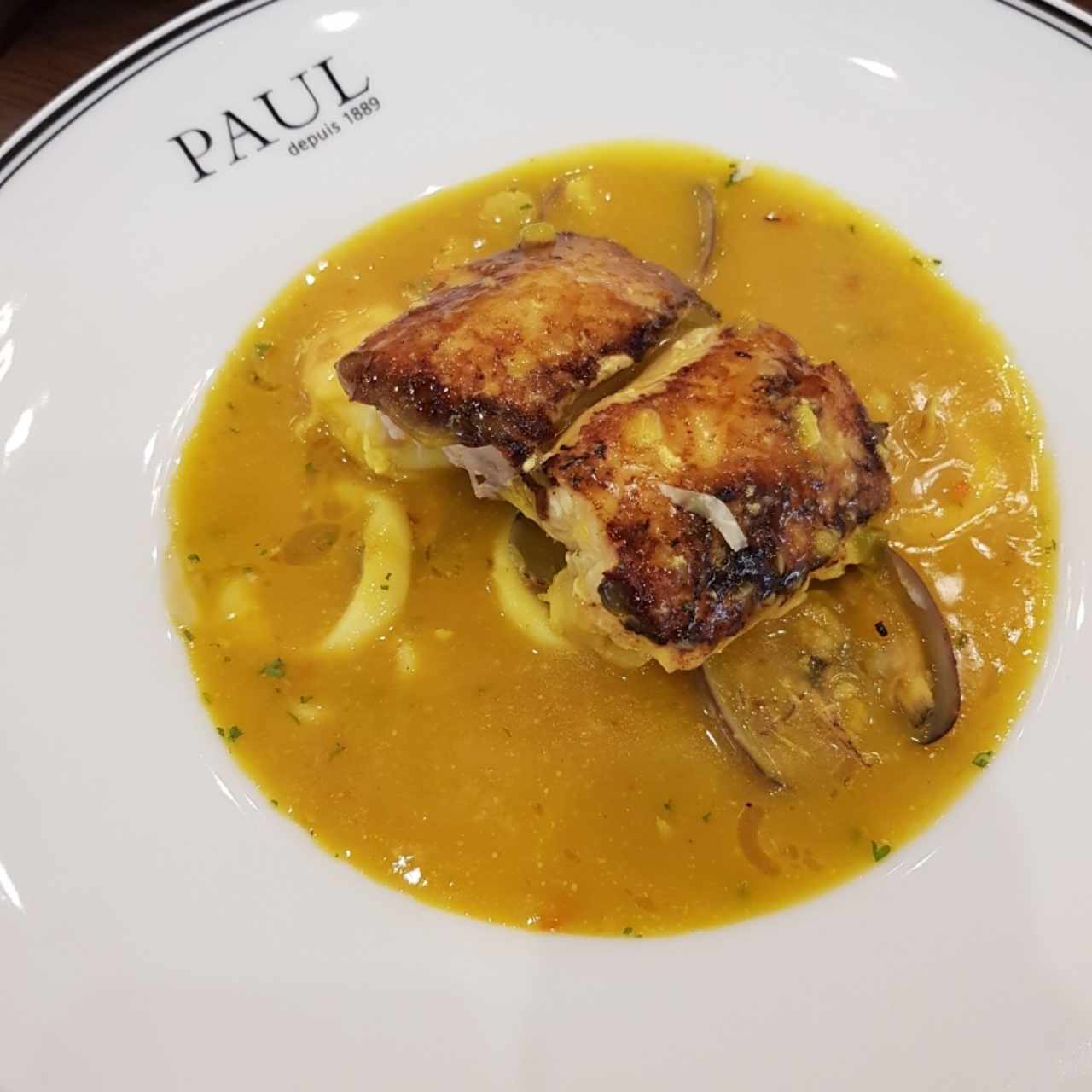 corvina en caldo de mariscos