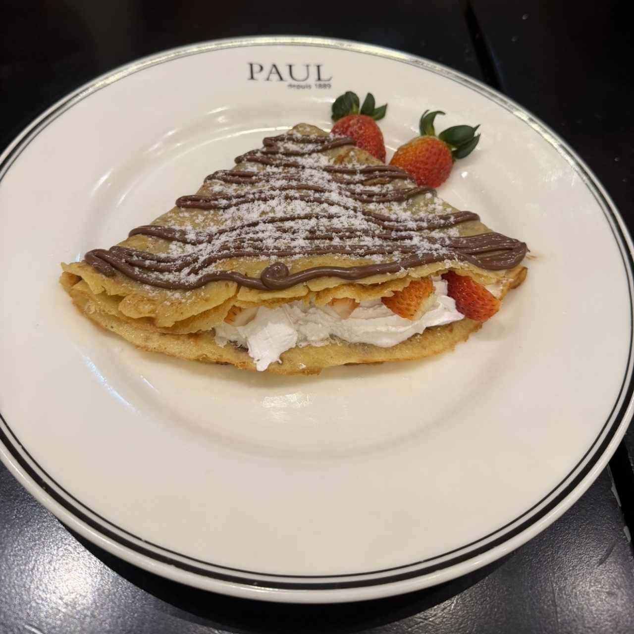 Crepa con fresa y cremas