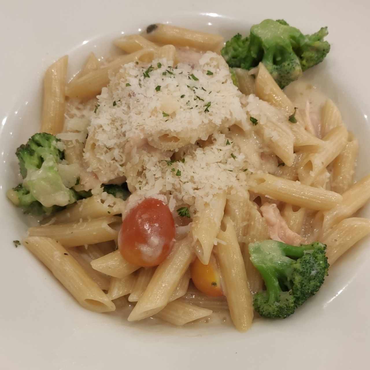 pasta con salmón y vegetales 