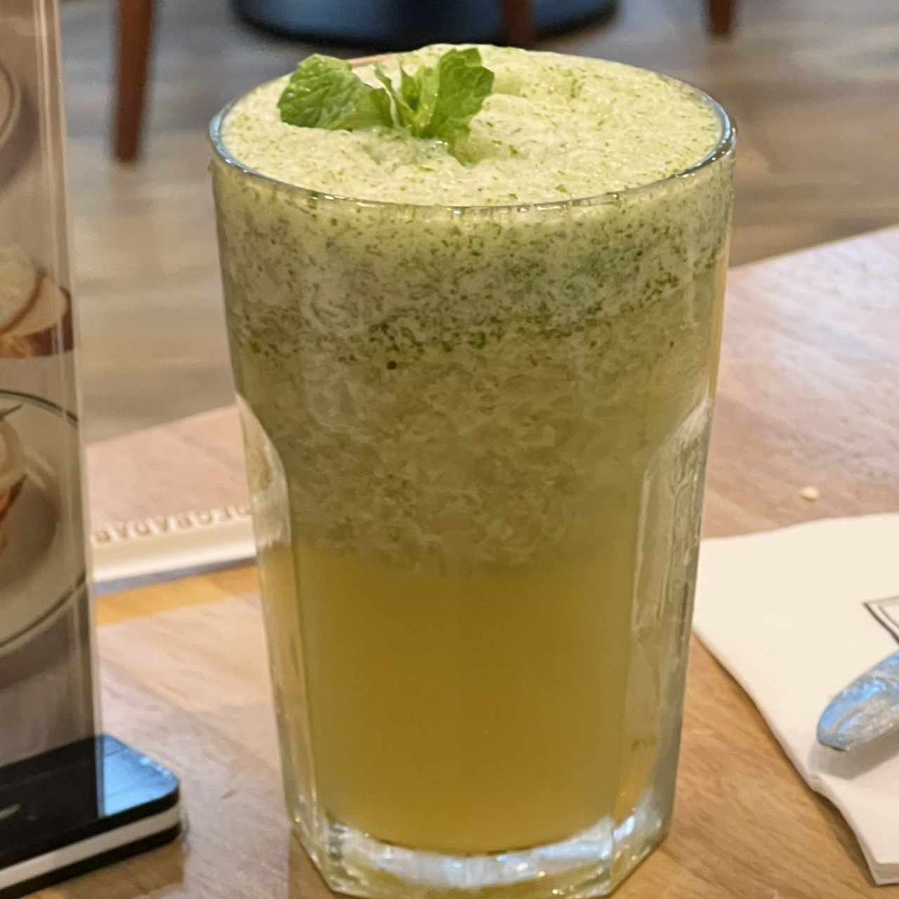 Bebida de piña con yerbabuena 