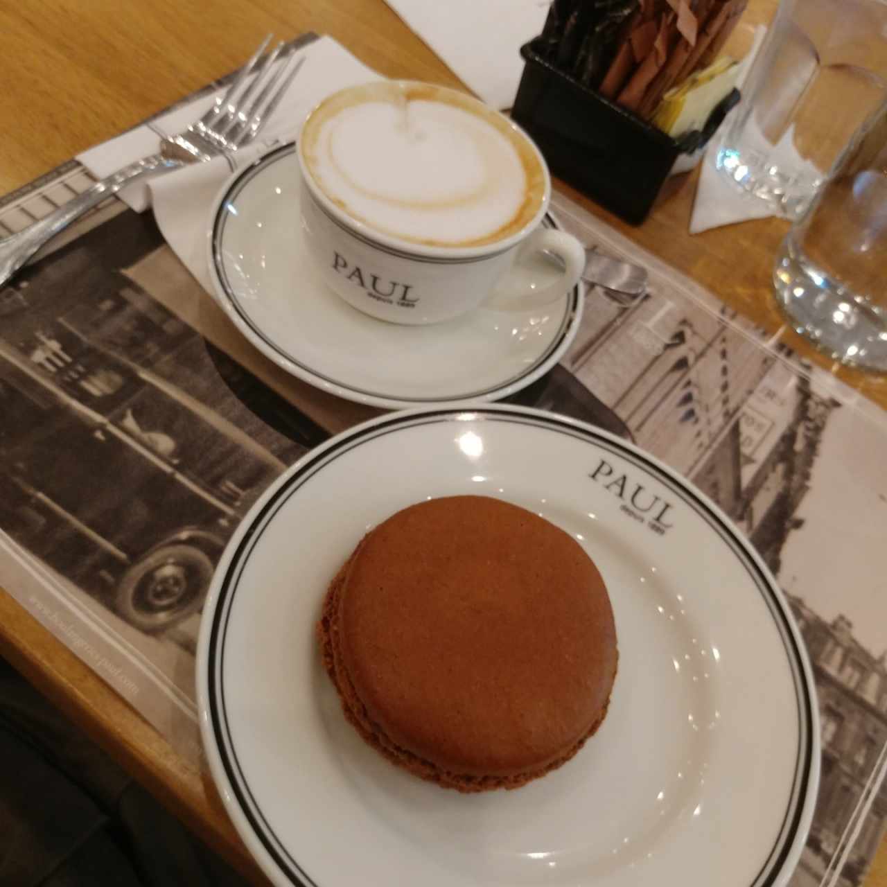 capuchino y macarons