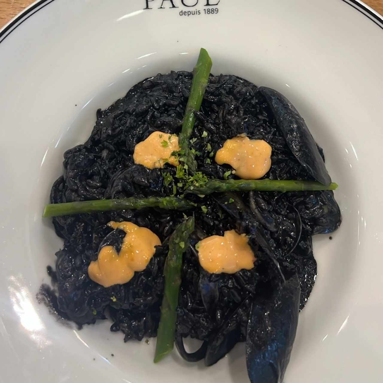 Risotto aux Fruts de Mer et encre de Calamar