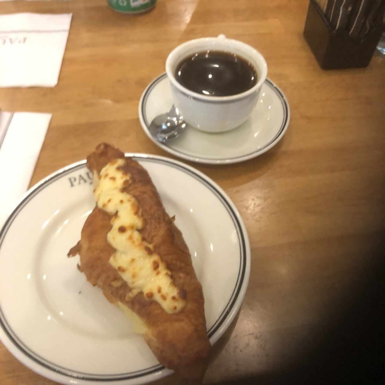 Croisant con queso y café americano 