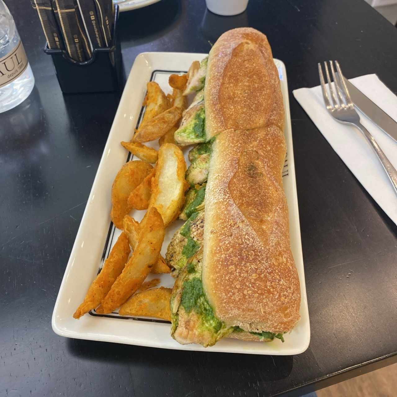 Emparedado de pollo con pesto 