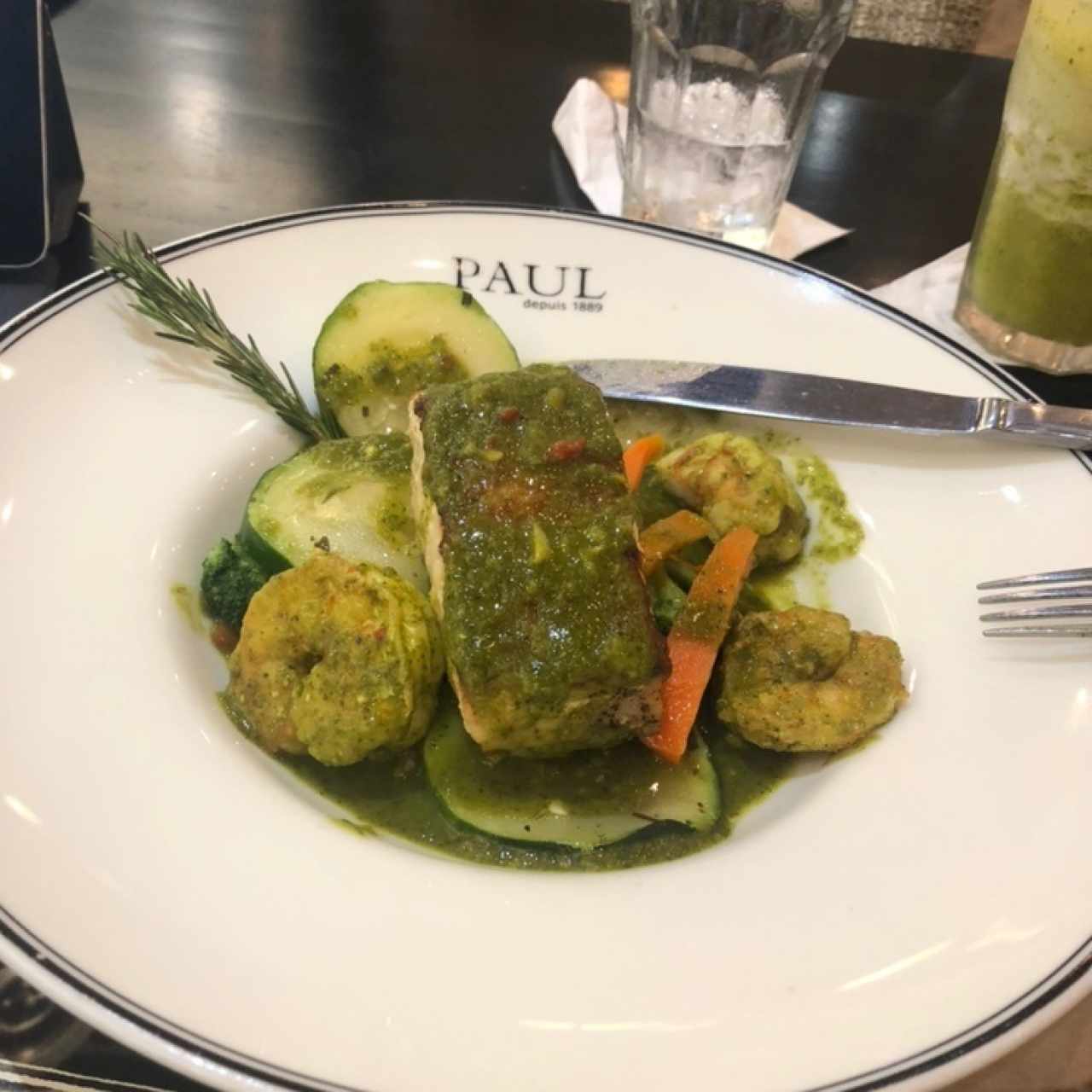 pezcado y camarones en slsa verde de la casa
