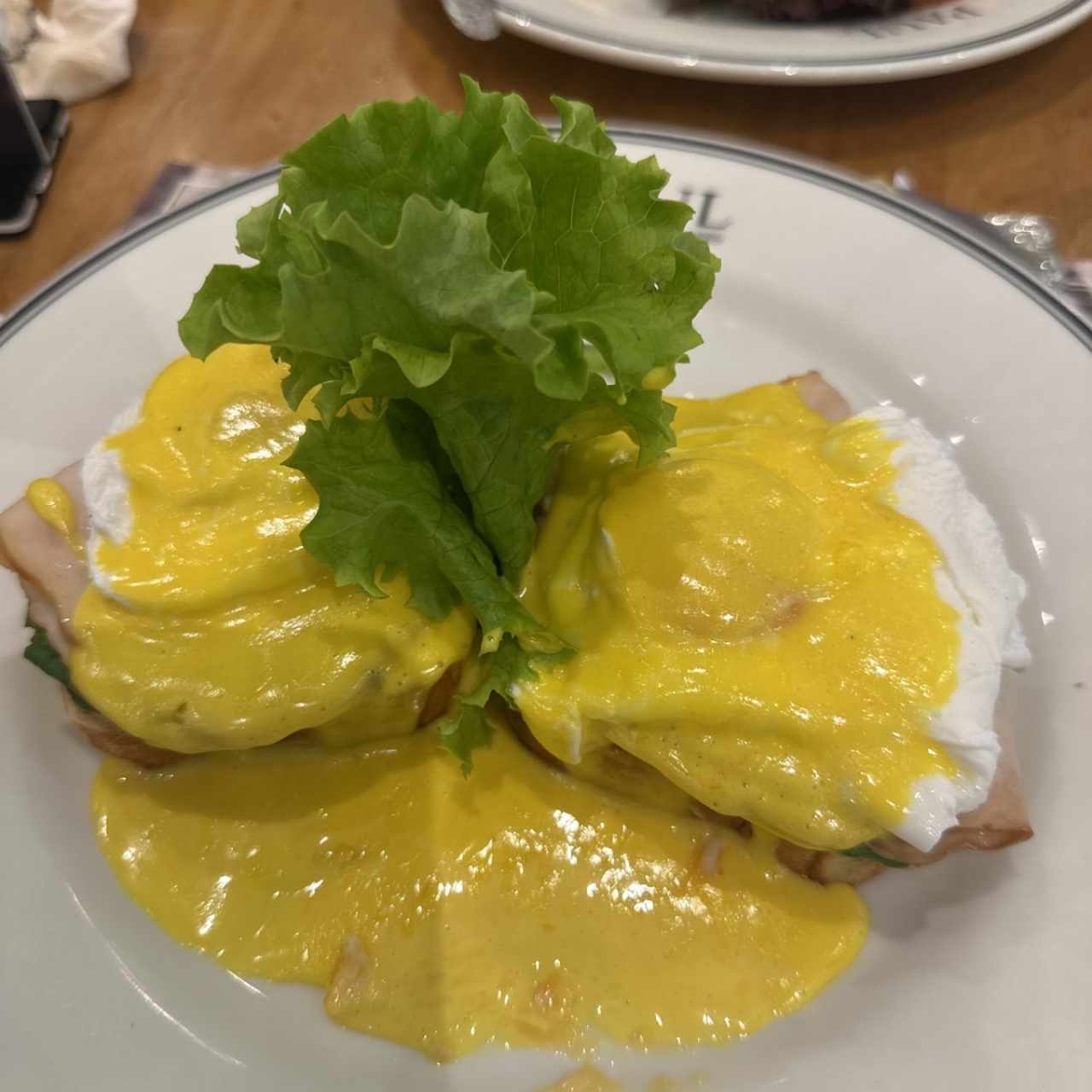 OEUFS BÉNÉDICTINE AU JAMBON FUMÉ