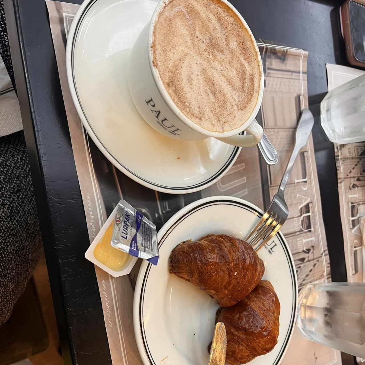 Pasteles - Croissant au Thon y capuchino 