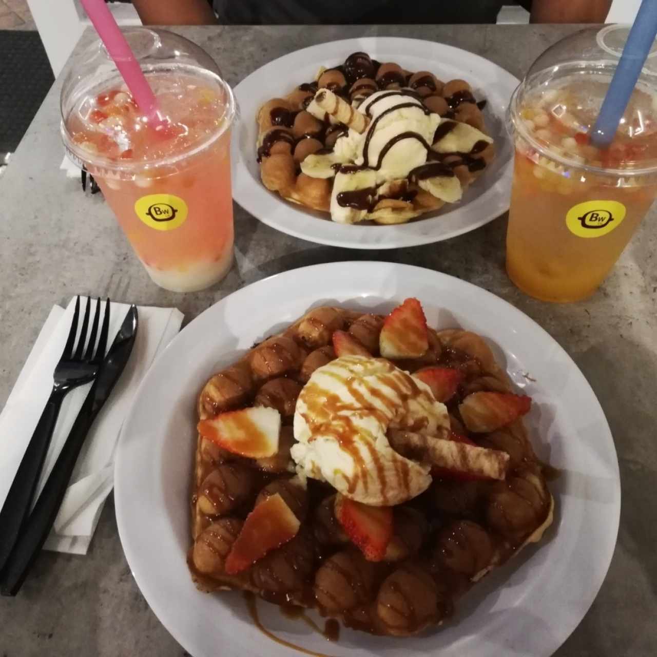 bubble sodas piña colada y maracuya waffle de fresa y de banana. 