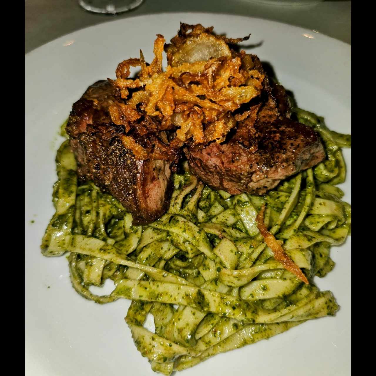 lomo de Res con pasta al pesto