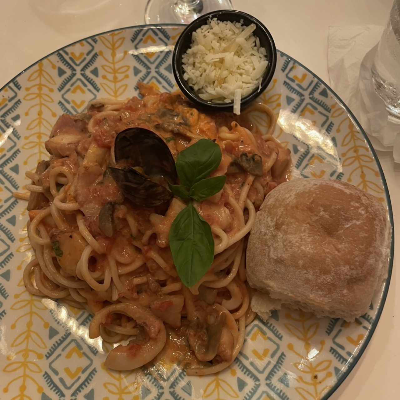 Spaguetti con calamares en salsa rosé