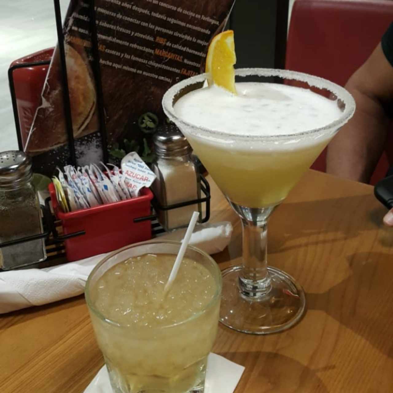 Excelente margarita con tequila Don Julio.  Previa a unos ricos platillos de Chilis Bar de Santamaría.