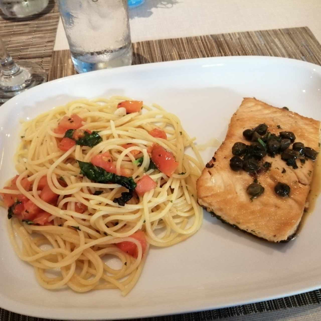 Salmon a la plancha con alcaparras y espagueti con tomate y albahaca