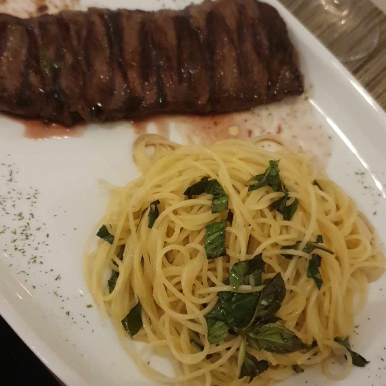 entraña con spaguetti al olio