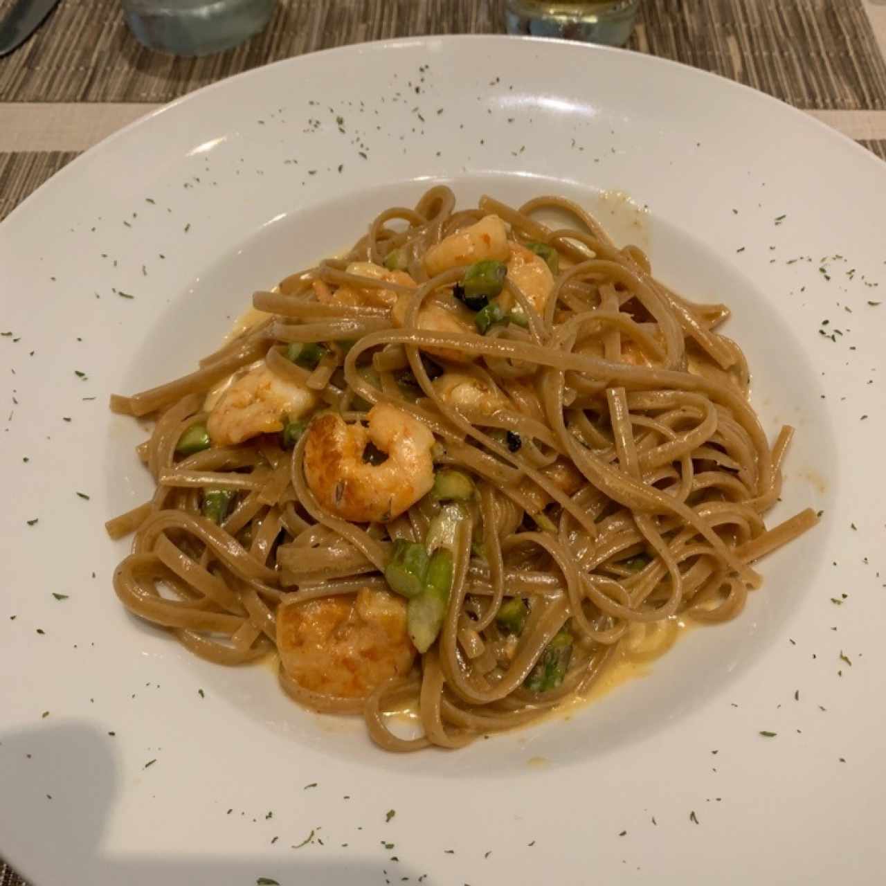 Fettucini integral con camarones 