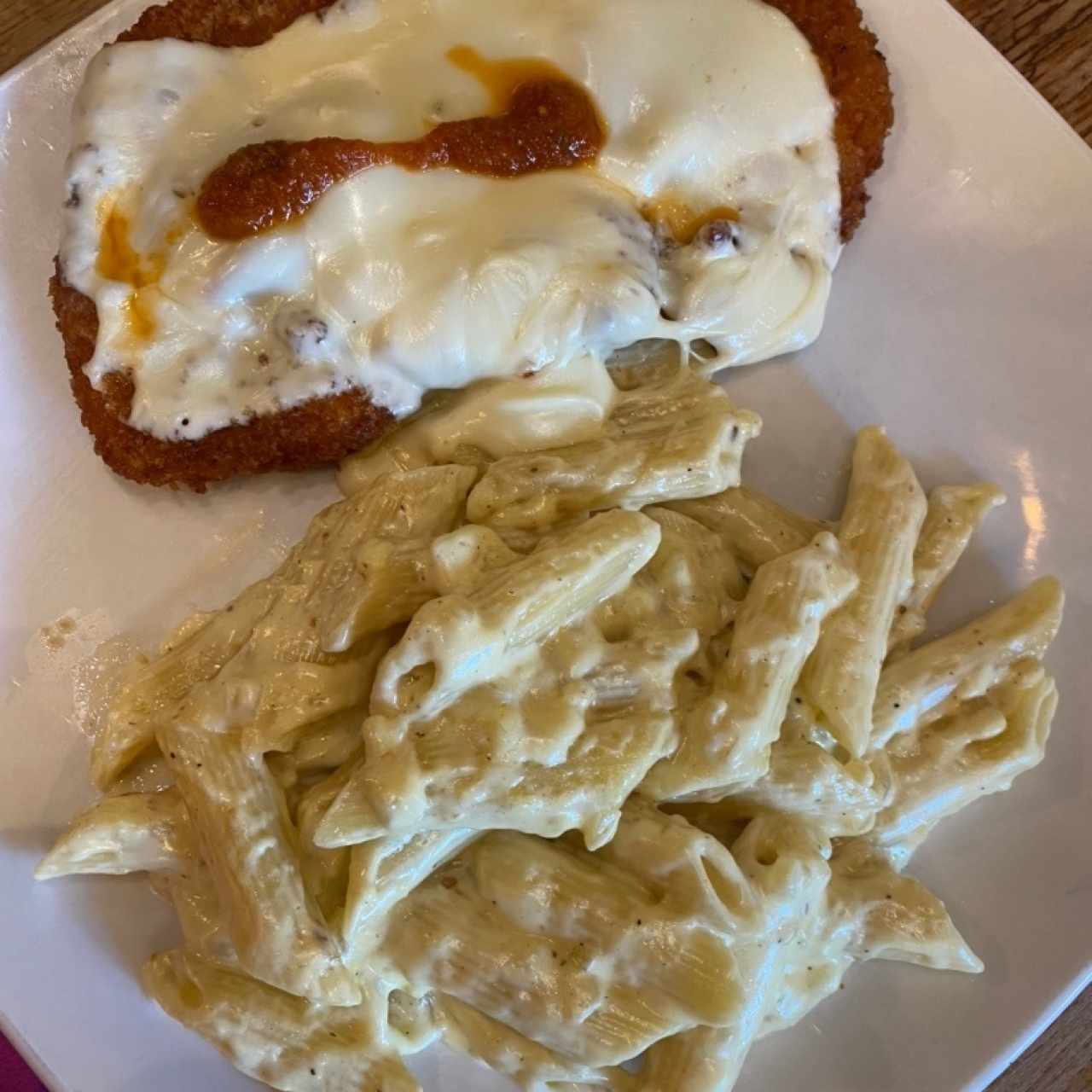 Pechuga de pollo a la parmigiana con pasta blanca