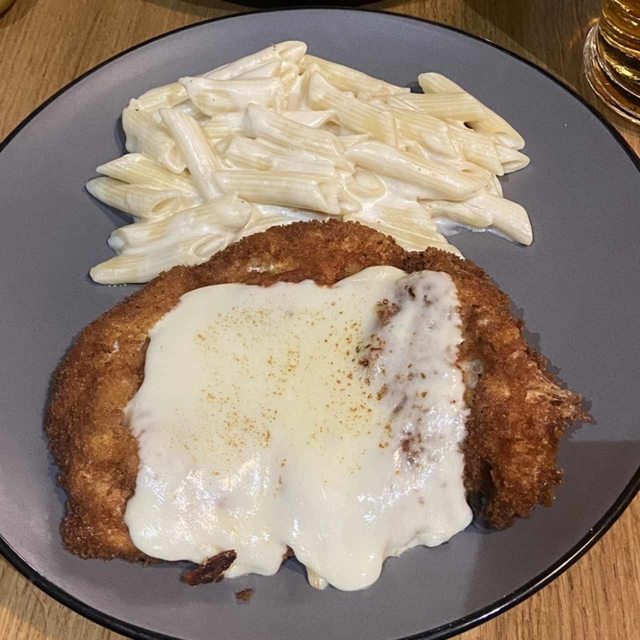 Chicken Parmigiana y penne aalsa blanca