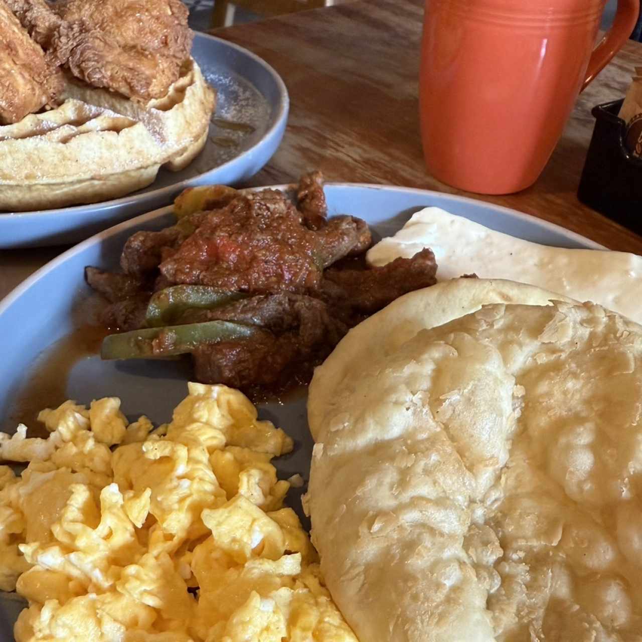 Chiken and waffle y desayuni panameño
