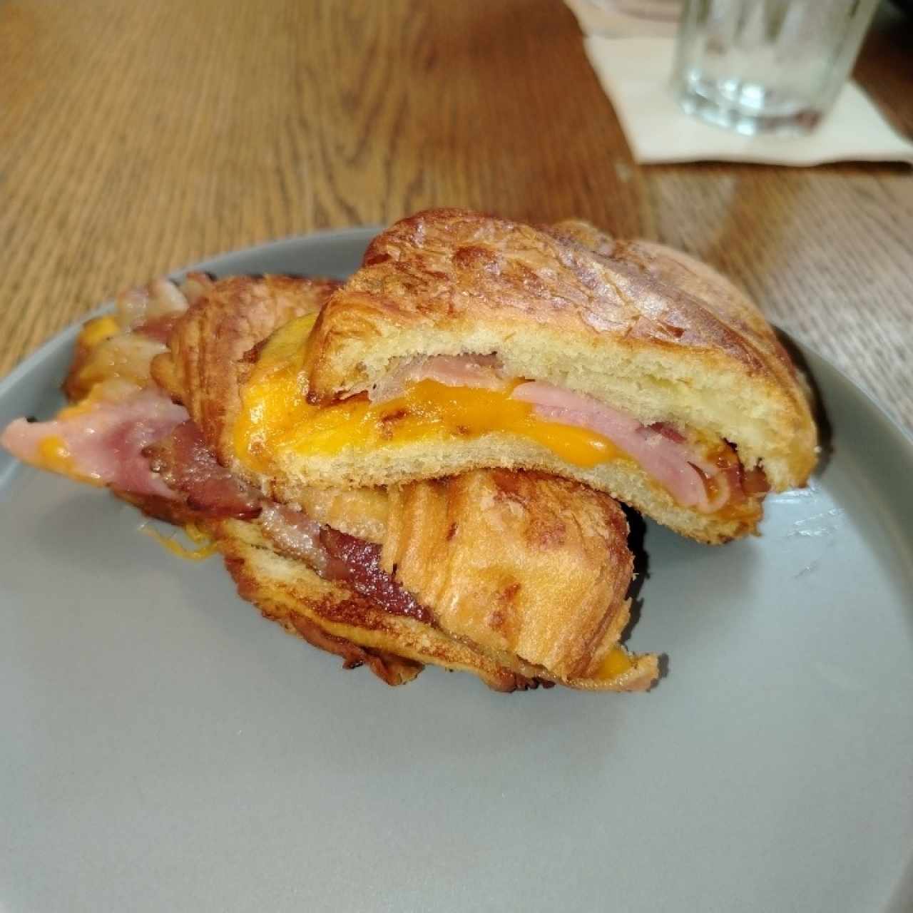 Croissant jamón y queso cheddar 