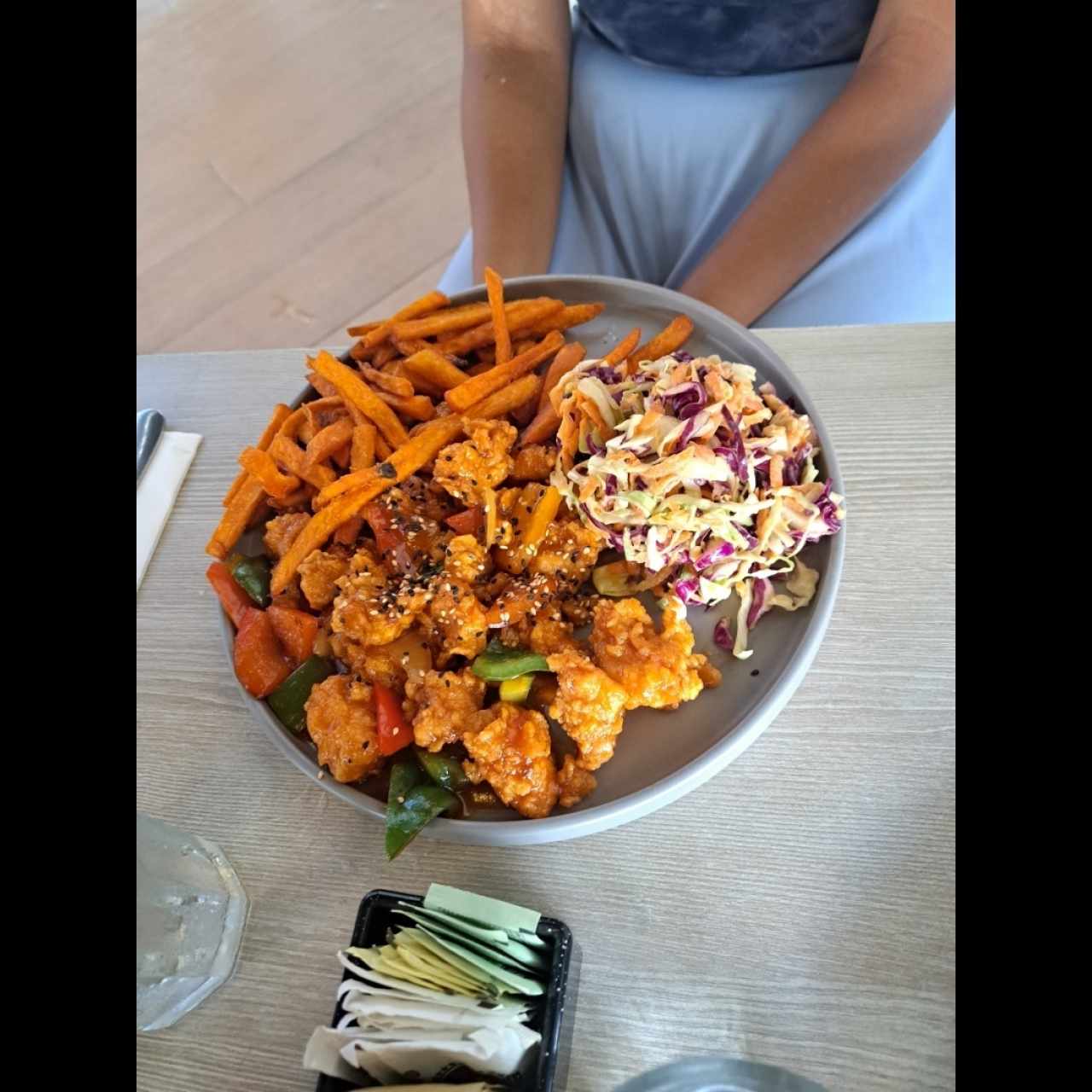 pollo estilo chino agridulce con camote y ensalada de repollo
