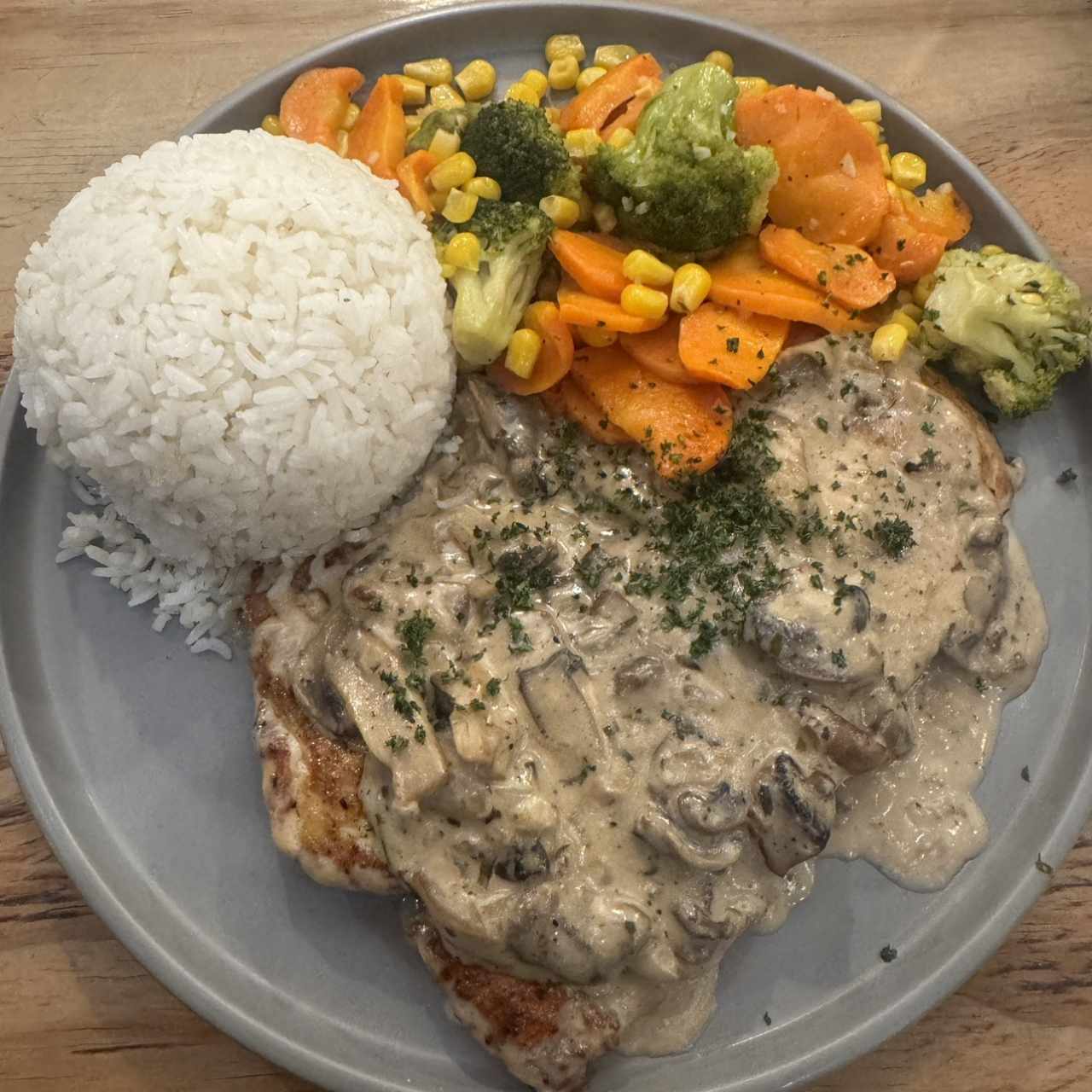 Chicken con hongo arroz y vegetales salteados