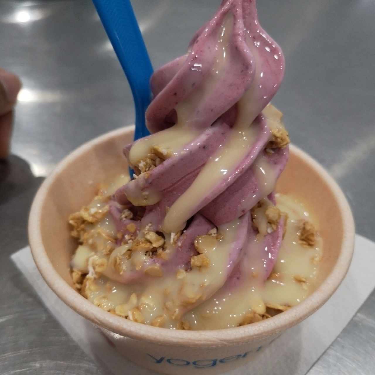 Fresa, granola mixta y leche condensada.