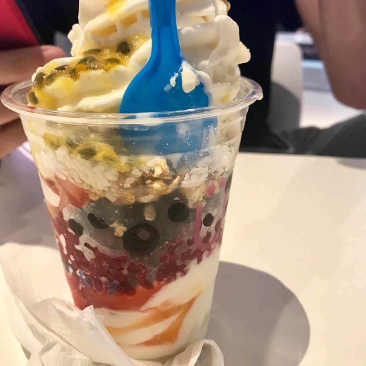 parfait con frutos del bosque y maracuya