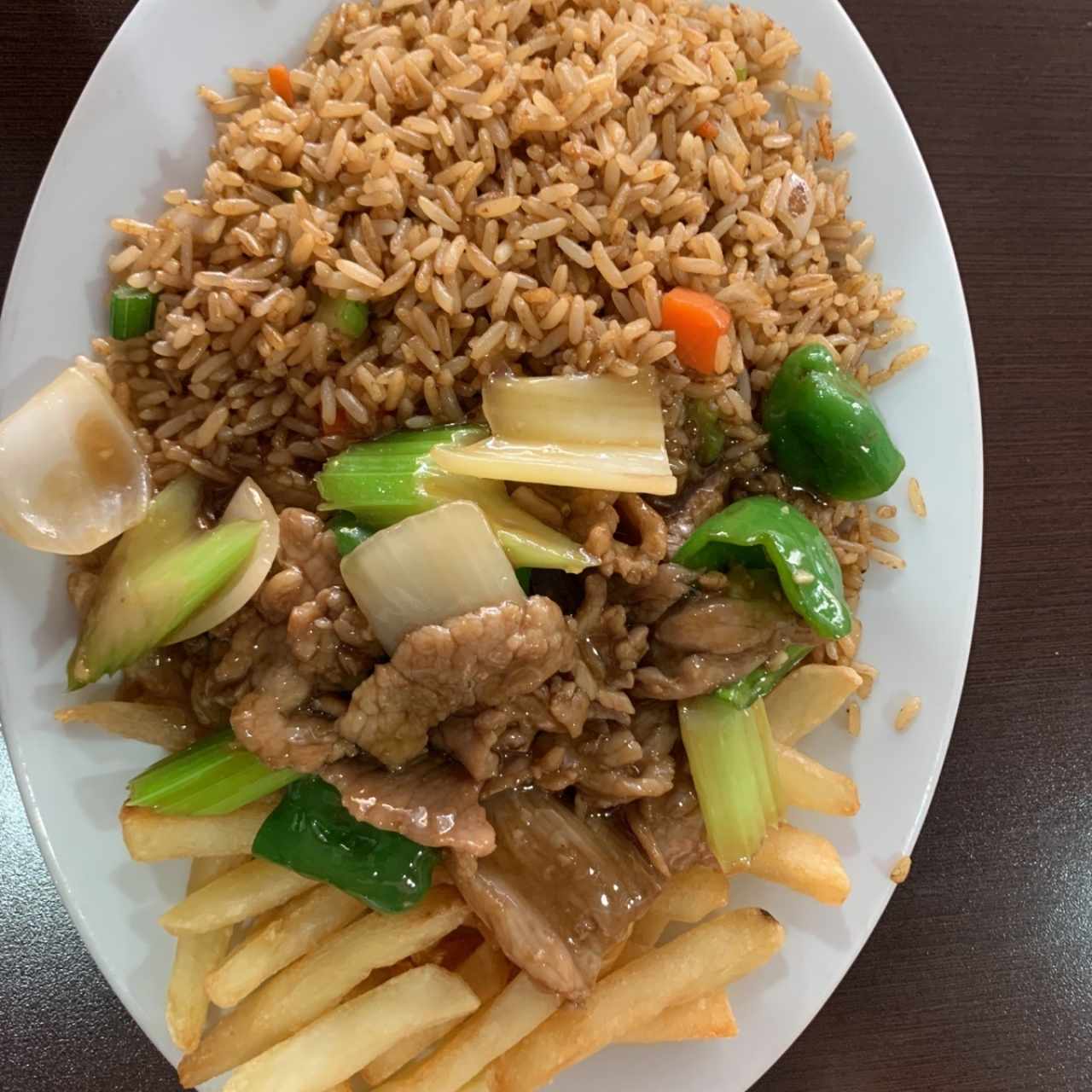 arroz frito, bistec guisado y papas fritas 