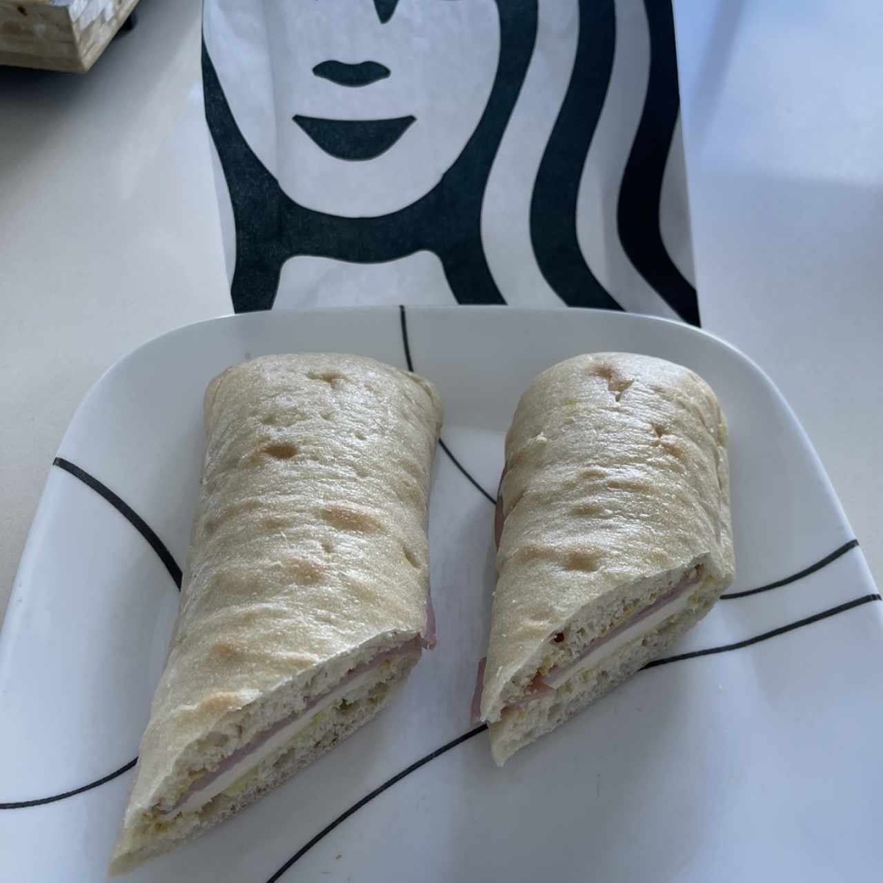 Emparedado de jamón con queso provolone