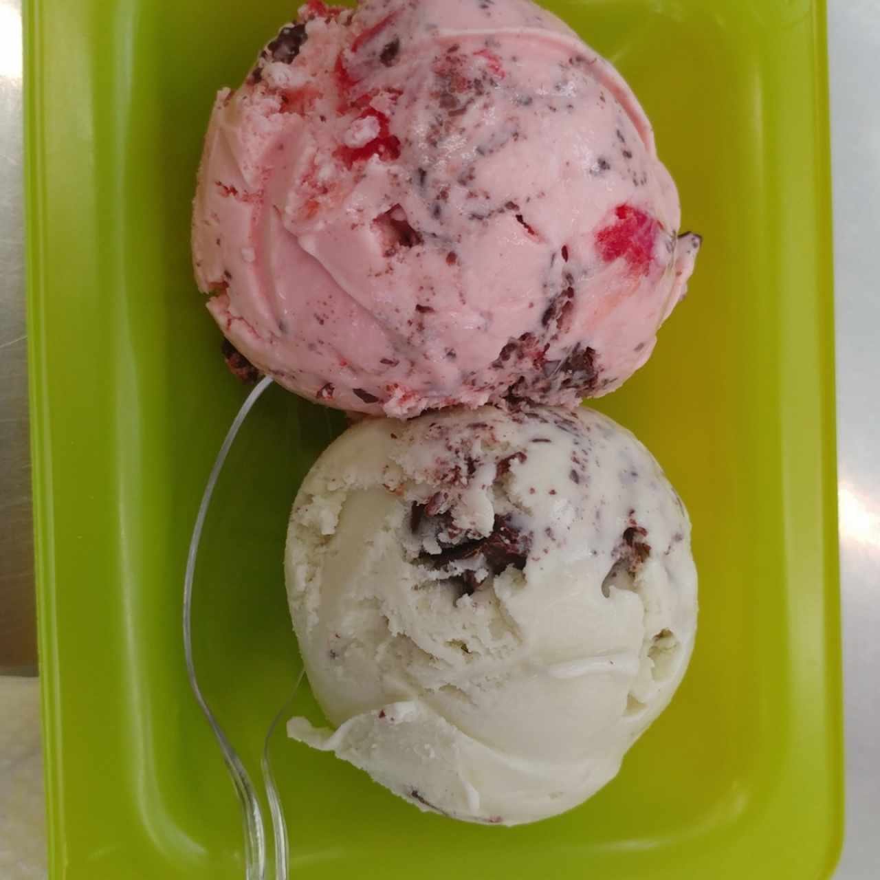 helado menta crunch regular. helado cereza regular