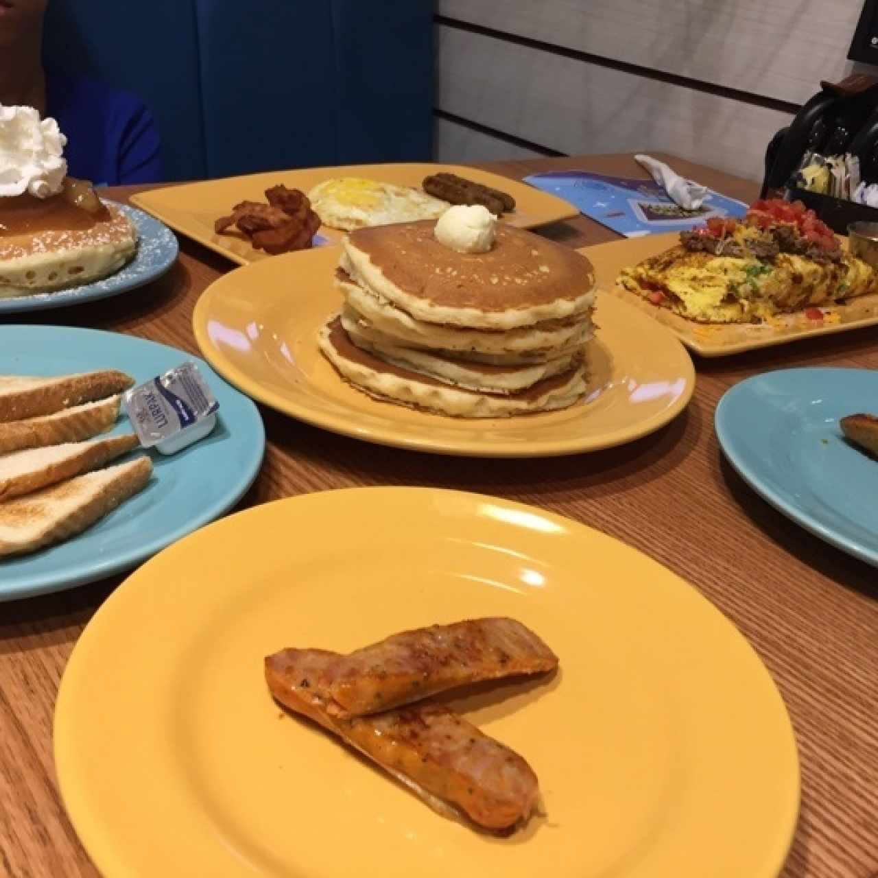 pancakes, salchichas, omellett y tostadas