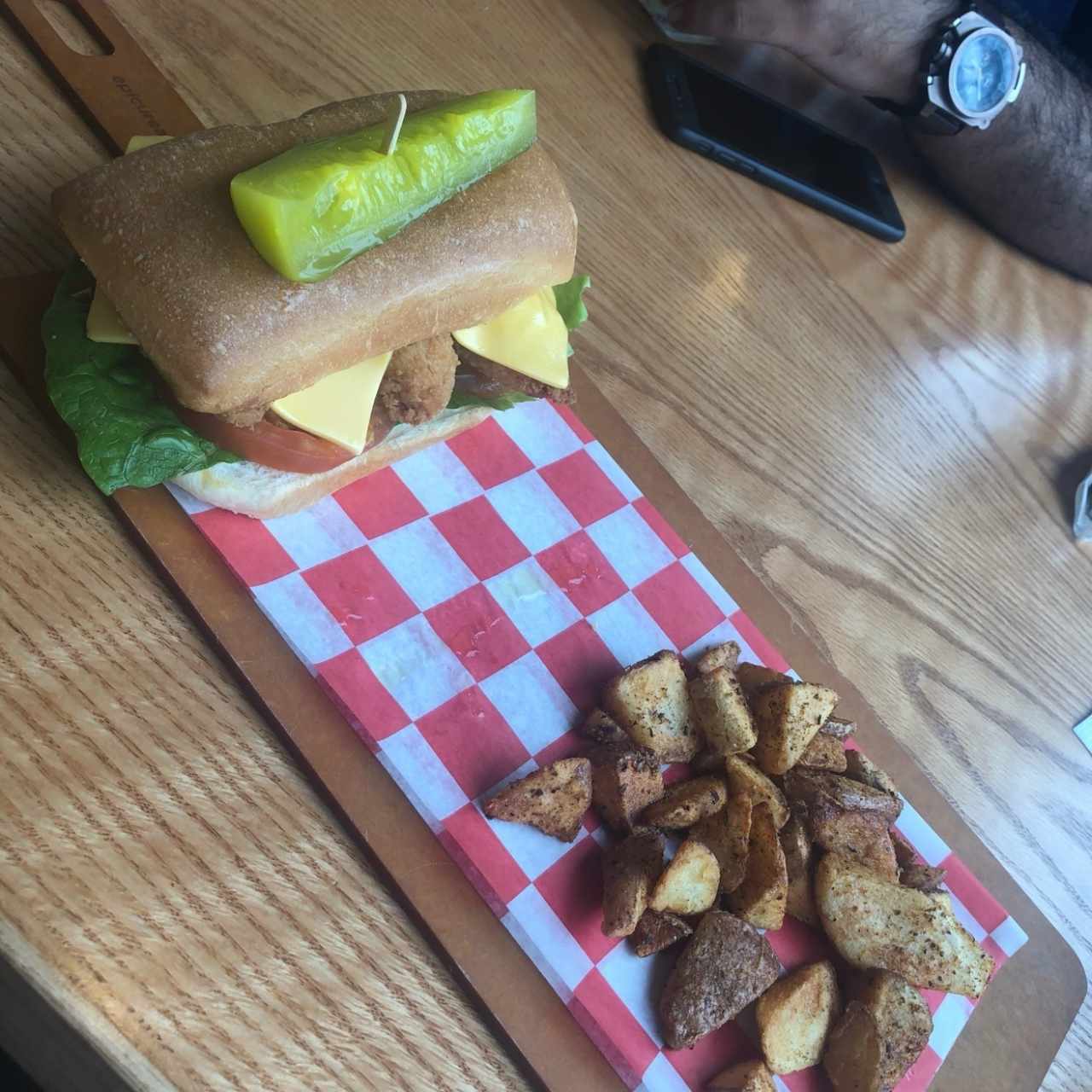 chicken sandwich con papas rojas