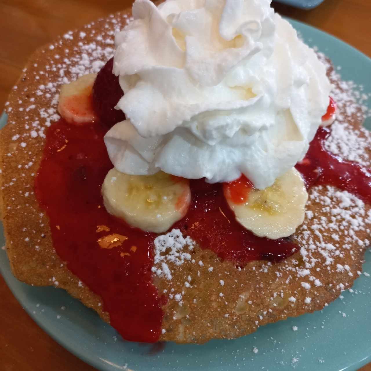 Delicioso pancakes de fresas y guineo