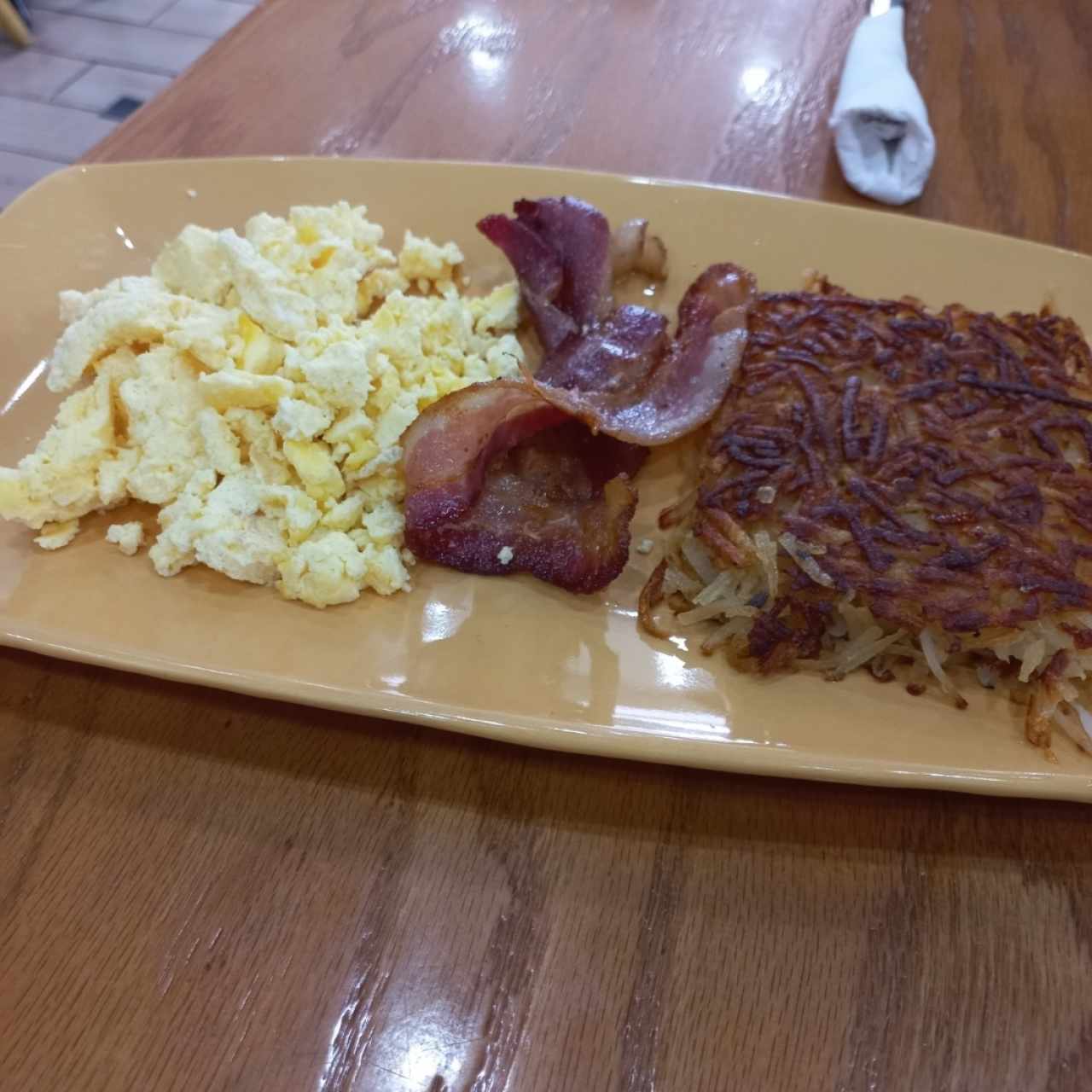 Huevos, beicon y papa rayada