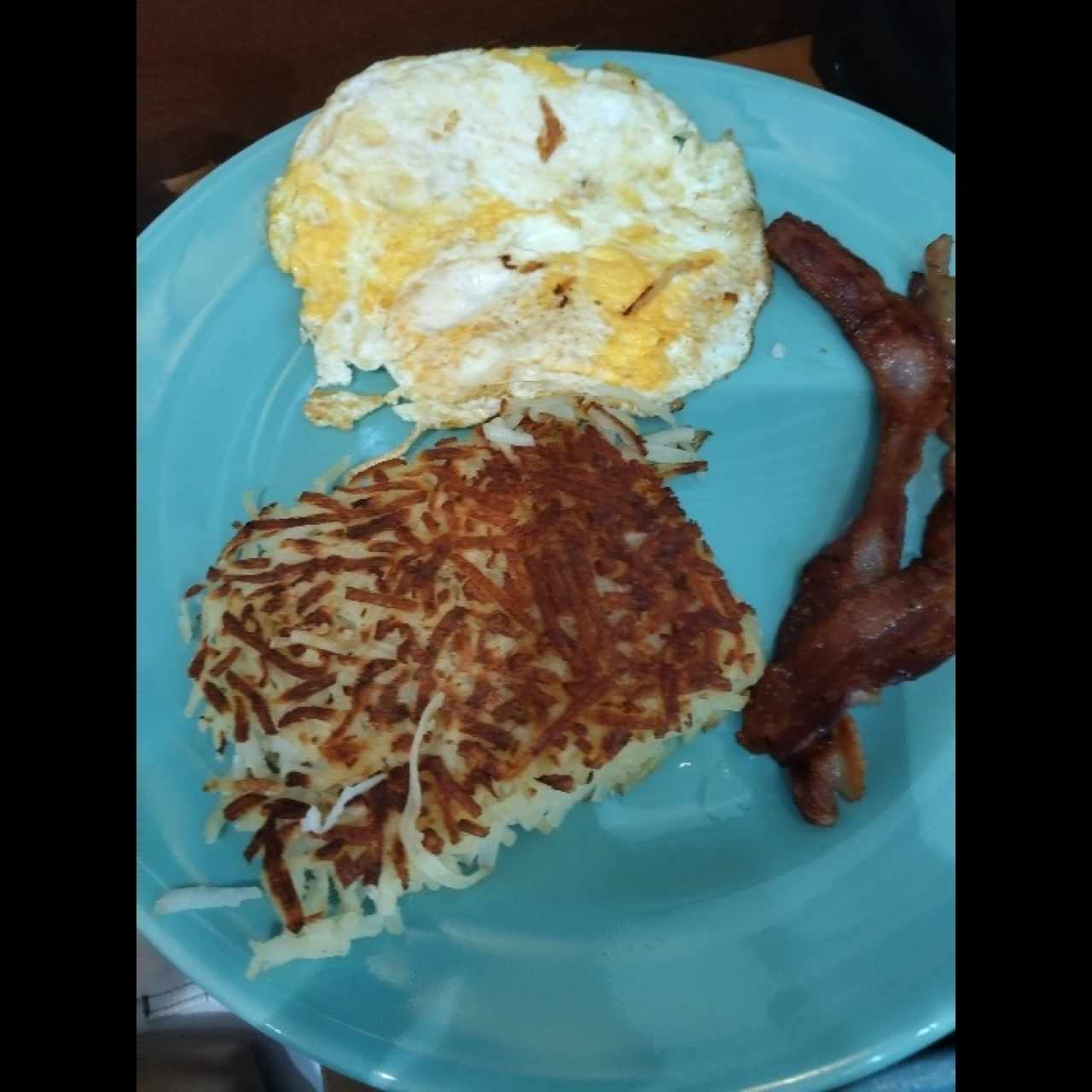 2 Huevos+Papa Hash Brown +2 Salchichas o 2 Tiras de Tocino