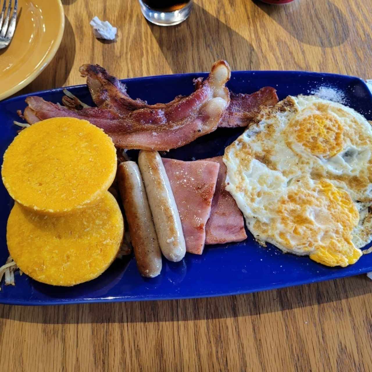 BREAKFAST SAMPLER (Tortillas, Bacon, Jamón, Chorizos y Huevos Fritos)