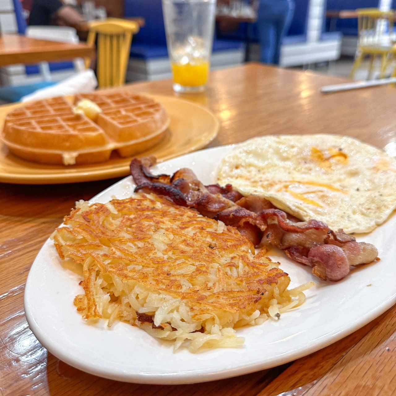2 Huevos+Papa Hash Brown +2 Salchichas o 2 Tiras de Tocino