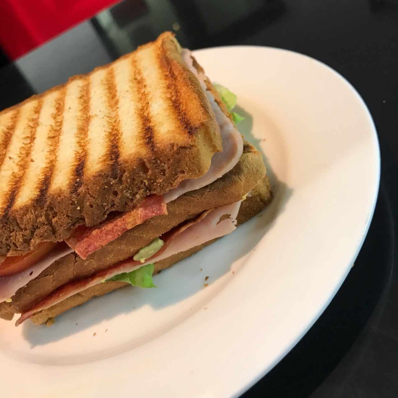 Emparedado de Jamon y queso !! Tiene lechuga,tomate,tocino,huevo y mayonesa !!