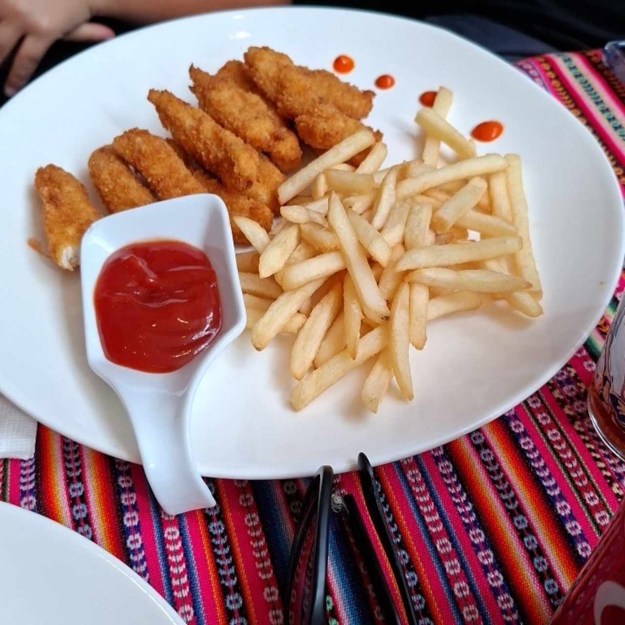 Menú Infantil - Deditos de Pollo