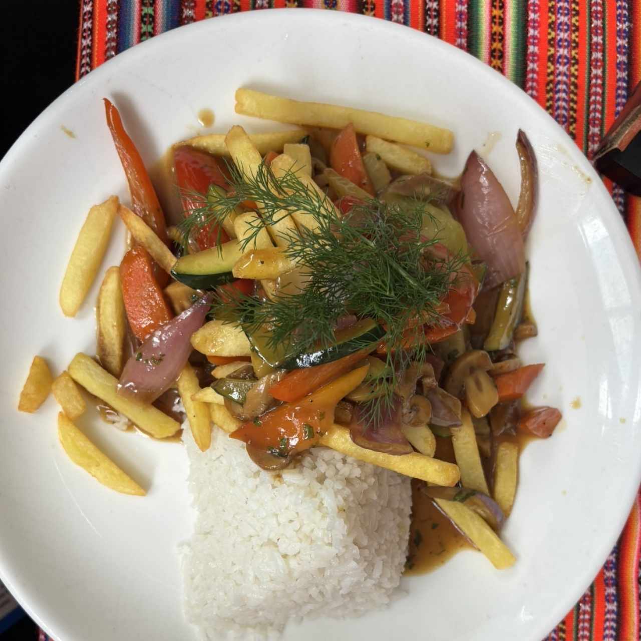 Vegetales salteados con arroz y papitas