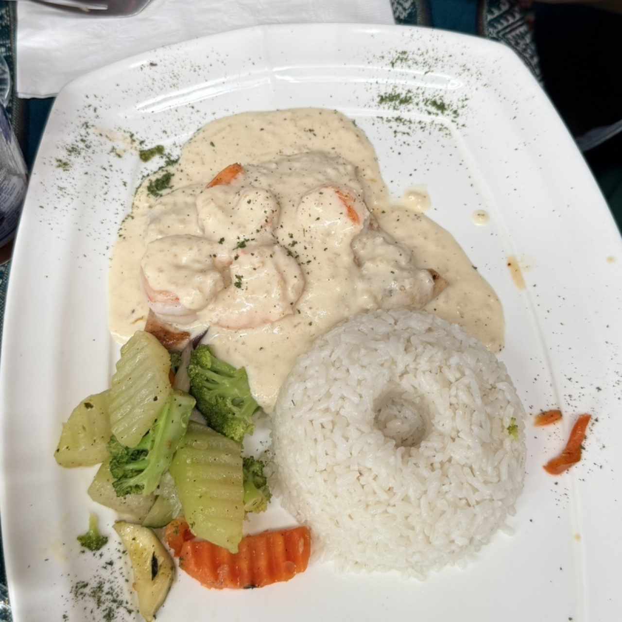 lunch-pescado en salaa blanca con camarones
