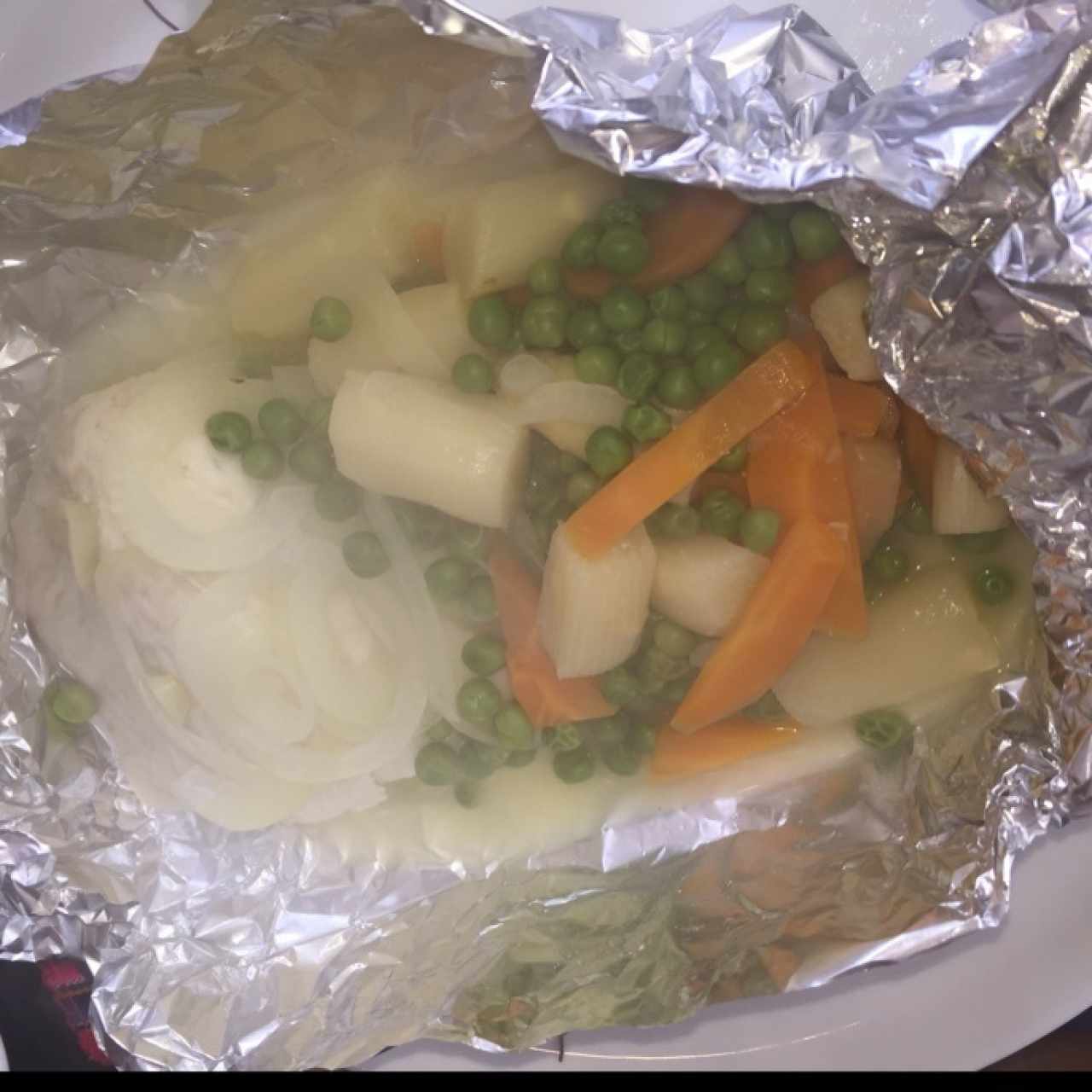 corvina al vapor con vegetales en cartucho