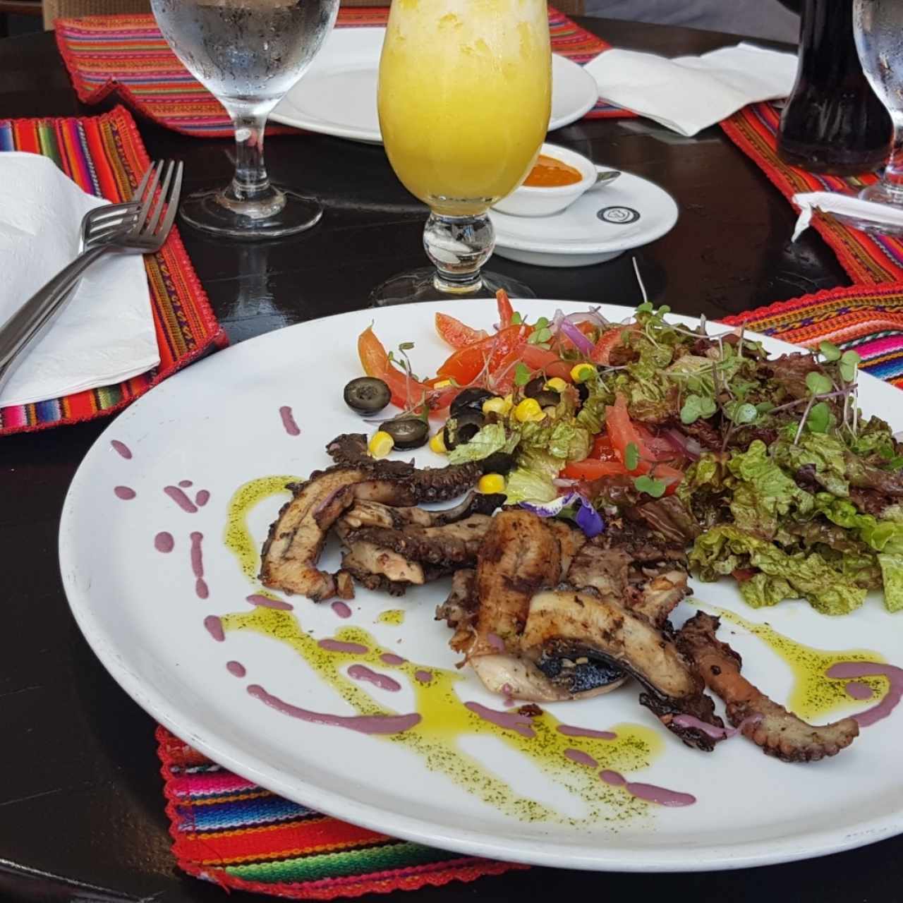 Pulpo a la parrilla con ensalada verde y palta 