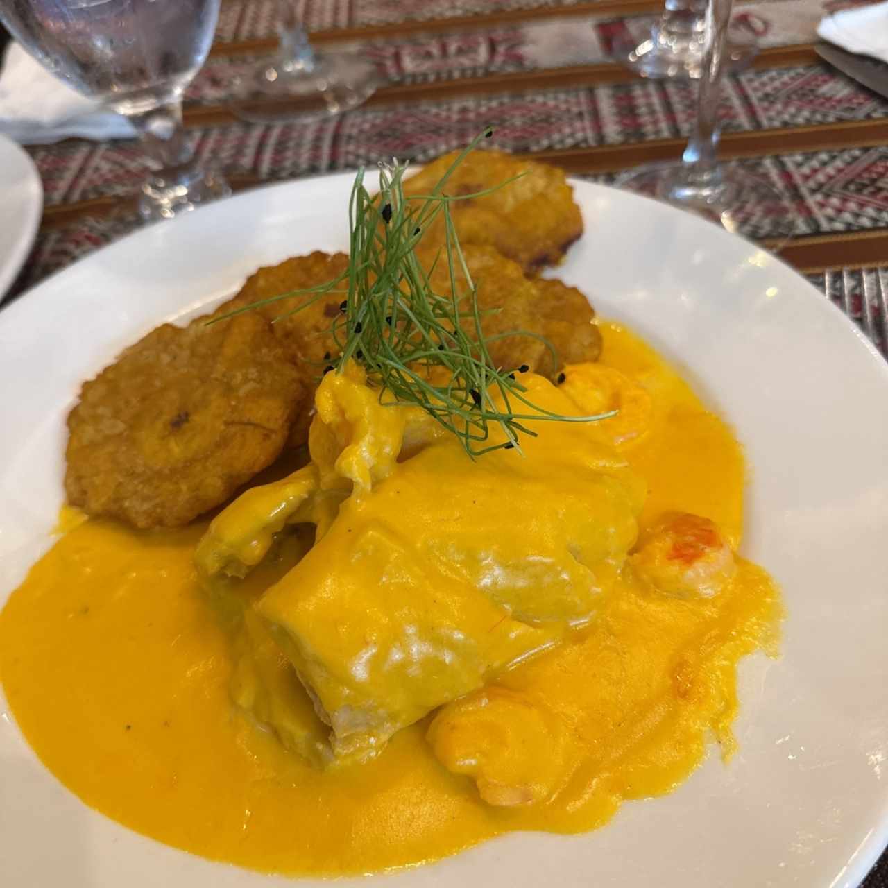 Corvina Rellena de Camarones con patacones 