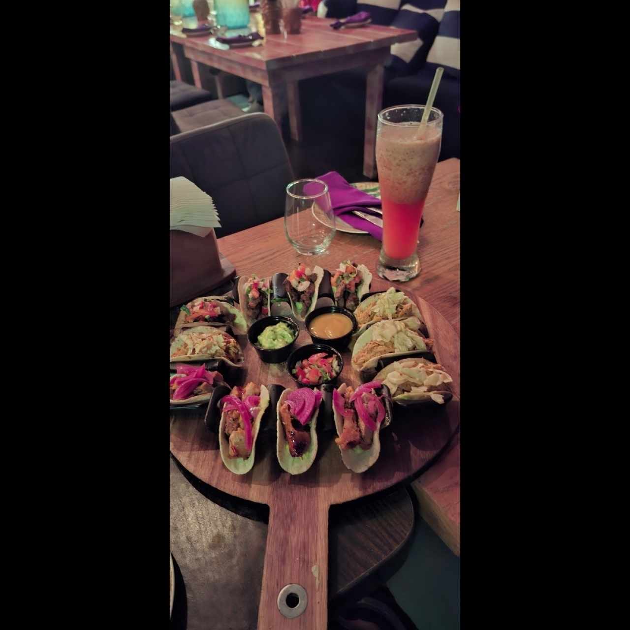 bandeja mixta de tacos y limonada/fresa