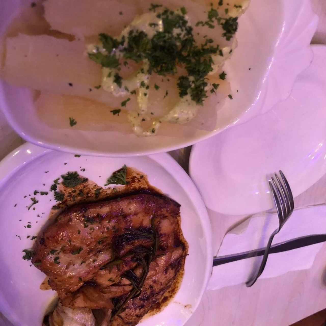Pollo a la plancha y yucas al mojo 